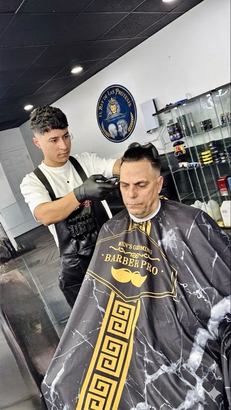 Adriano trabajando — El Rey de las Prótesis Capilares
